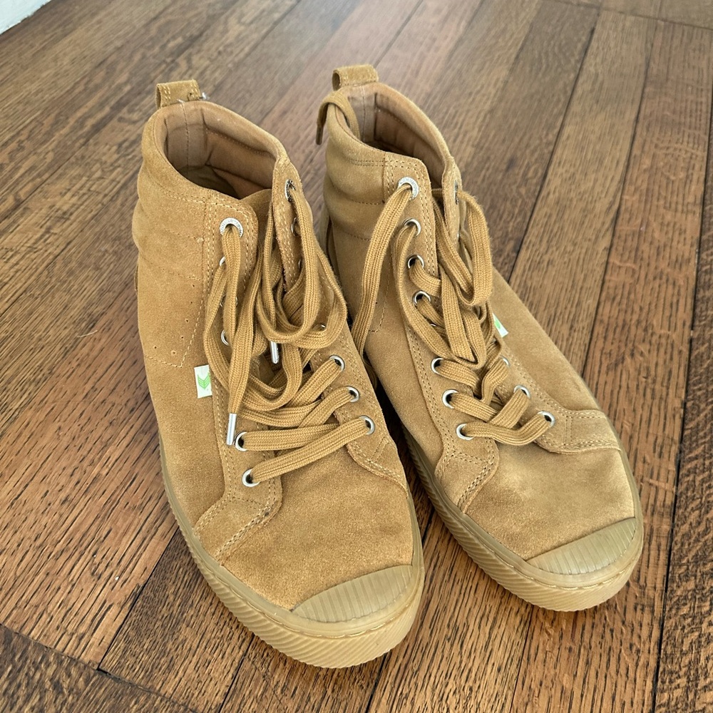 Cariuma Tan and Green Sneakers